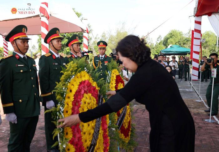 Phó Chủ tịch Quốc hội Nguyễn Thị Hồng dự lễ truy điệu và an táng 68 hài cốt liệt sĩ tại Đồng Tháp