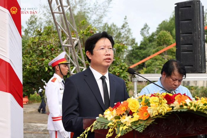 Phó Chủ tịch UBND tỉnh Đồng Tháp Huỳnh Minh Tuấn đọc điếu văn tại lễ viếng, lễ truy điệu và an táng 68 hài cốt liệt sĩ