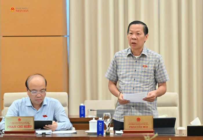 Chủ nhiệm Ủy ban Kinh tế và Tài chính Phan Văn Mãi trình bày Báo cáo thẩm tra sơ bộ về dự thảo Nghị quyết