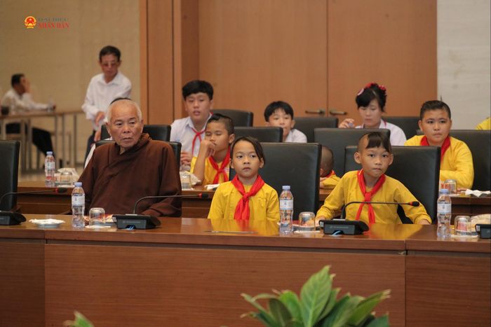 Các em học sinh dự cuộc gặp mặt. Ảnh: Hồ Long