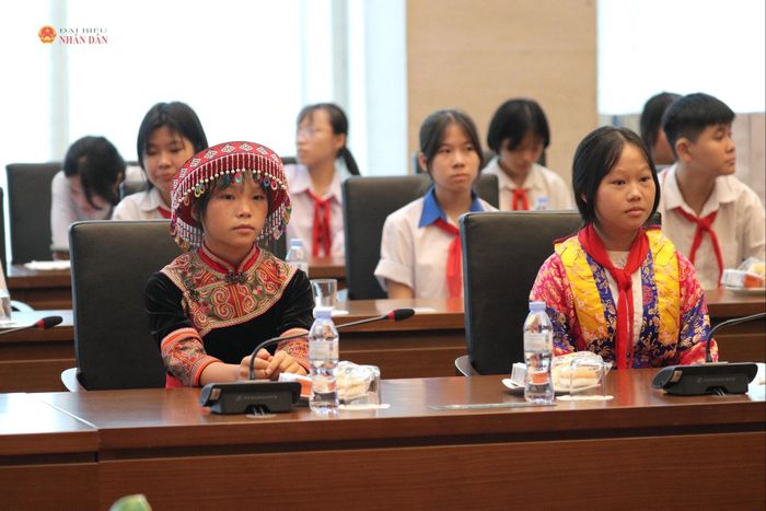 Các em học sinh dự cuộc gặp mặt. Ảnh: Hồ Long