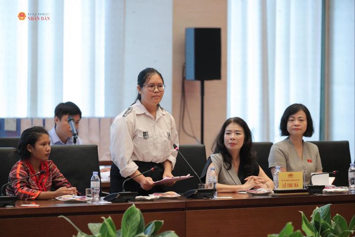Đại diện các em học sinh tiêu biểu phát biểu. Ảnh: Hồ Long