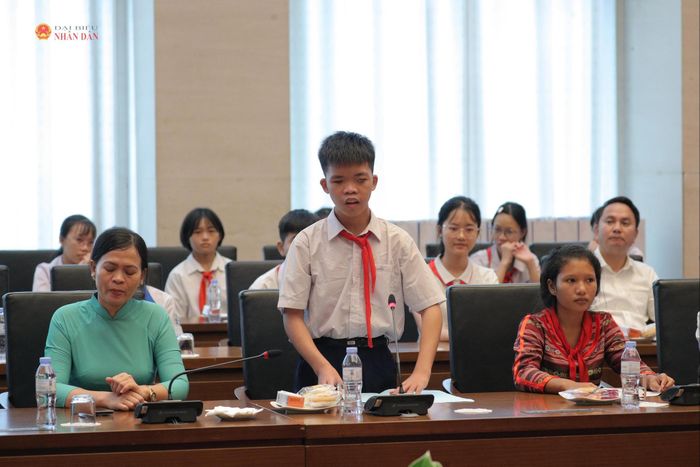 Đại diện các em học sinh tiêu biểu phát biểu. Ảnh: Hồ Long