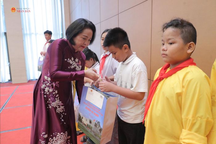 Phó Chủ tịch Quốc hội Nguyễn Thị Thanh tặng quà cho các em học sinh. Ảnh: Hồ Long