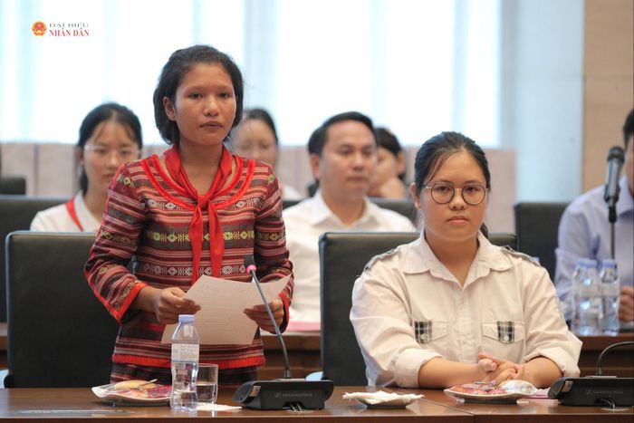 Đại diện các em học sinh tiêu biểu phát biểu. Ảnh: Hồ Long