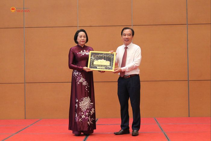 Phó Chủ tịch Quốc hội Nguyễn Thị Thanh trao quà lưu niệm tặng Hội Bảo trợ Người khuyết tật Việt Nam. Ảnh: Hồ Long