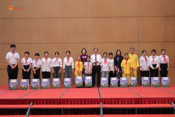 Phó Chủ tịch Quốc hội Nguyễn Thị Thanh tặng quà cho các em học sinh tiêu biểu. Ảnh: Hồ Long