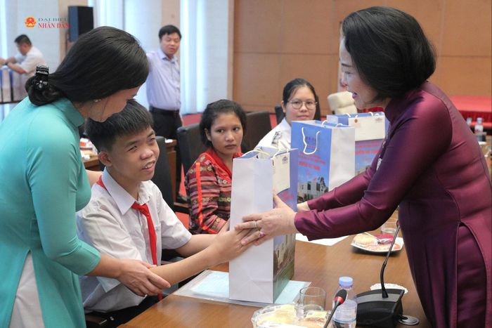 Phó Chủ tịch Quốc hội Nguyễn Thị Thanh tặng quà cho các em học sinh. Ảnh: Hồ Long