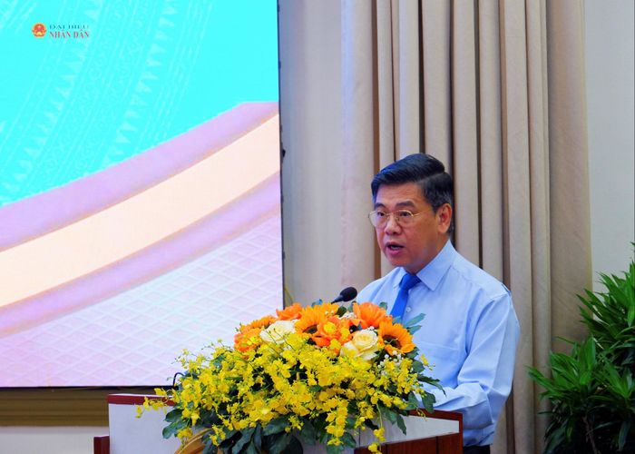Phó Chủ tịch HĐND TP. Hồ Chí Minh Nguyễn Văn Dũng trình bày báo cáo tại hội nghị