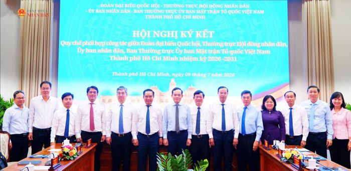 Bí thư Thành ủy TP. Hồ Chí Minh Trần Lưu Quang cùng các đại biểu tại lễ ký kết quy chế phối hợp