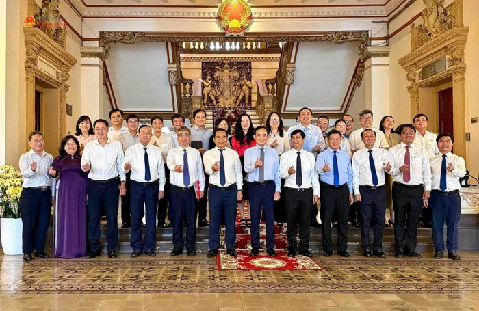 Bí thư Thành ủy TP. Hồ Chí Minh Trần Lưu Quang cùng các đại biểu tại lễ ký kết quy chế phối hợp