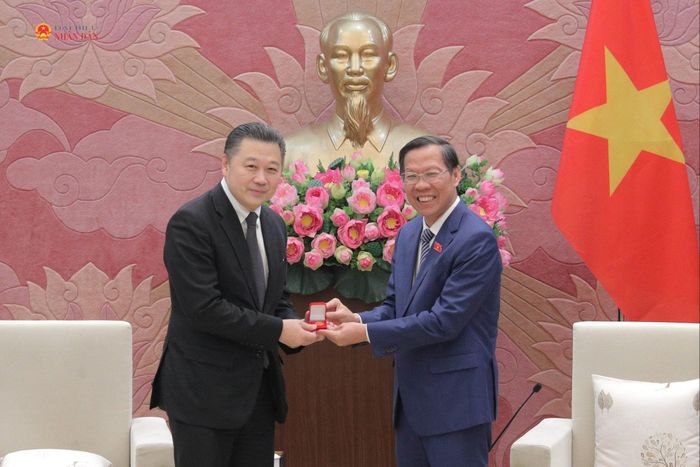 Chủ nhiệm Ủy ban Kinh tế và Tài chính Phan Văn Mãi tặng quà lưu niệm Chủ tịch Tập đoàn Charoen Pokphand (CP Group) của Thái Lan Soopakij Chearavanont