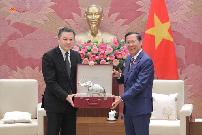 Chủ tịch Tập đoàn Charoen Pokphand (CP Group) của Thái Lan Soopakij Chearavanont tặng quà lưu niệm Chủ nhiệm Ủy ban Kinh tế và Tài chính Phan Văn Mãi