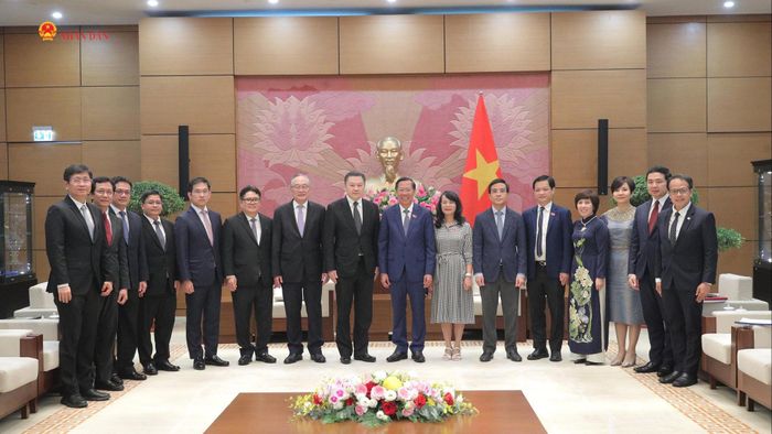 Các đại biểu chụp lưu niệm