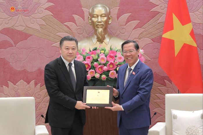 Chủ nhiệm Ủy ban Kinh tế và Tài chính Phan Văn Mãi tặng quà lưu niệm Chủ tịch Tập đoàn Charoen Pokphand (CP Group) của Thái Lan Soopakij Chearavanont