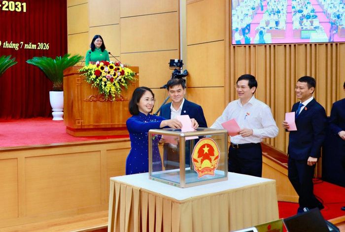 Các đại biểu bỏ phiếu bầu bổ sung Ủy viên UBND tỉnh Quảng Ninh nhiệm kỳ 2026-2031. Ảnh: Minh Hà