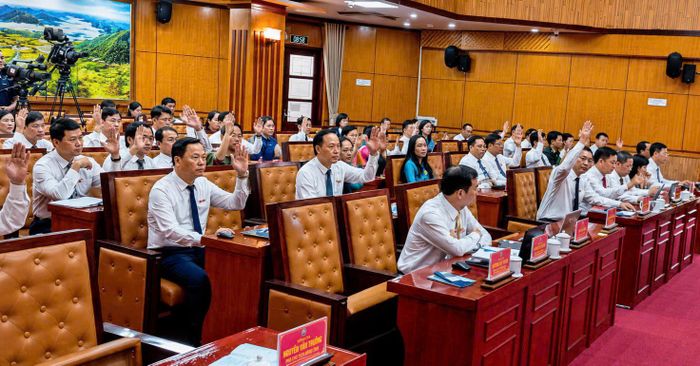 Các đại biểu biểu quyết thông qua nghị quyết. Ảnh: Thanh Bình