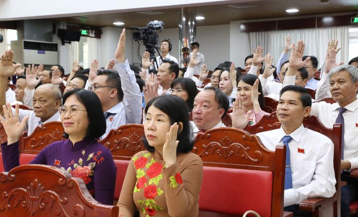 Các đại biểu biểu quyết thông qua các nghị quyết. Ảnh: Văn Dũng