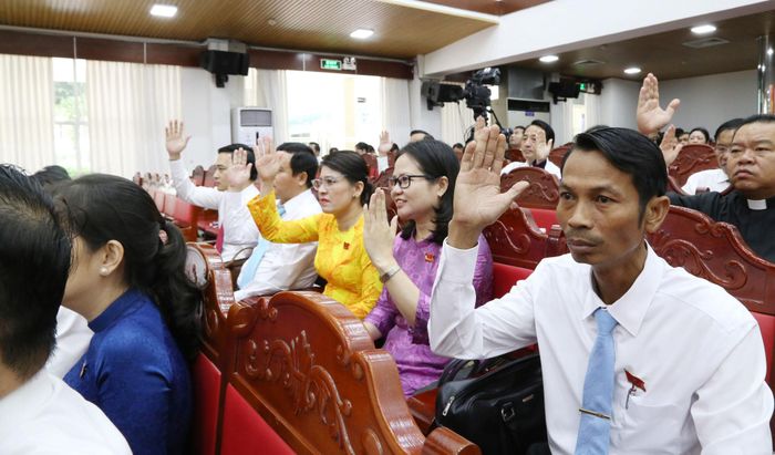 Những nghị quyết được các đại biểu biểu quyết thông qua tại Kỳ họp nhằm tạo động lực mới cho phát triển và nâng cao hiệu quả quản trị đô thị. Ảnh: Văn Dũng