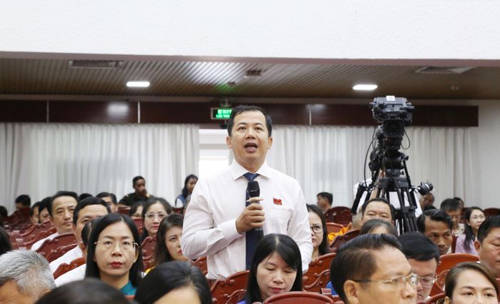 Đại biểu chất vấn tại kỳ họp. Ảnh: Văn Dũng