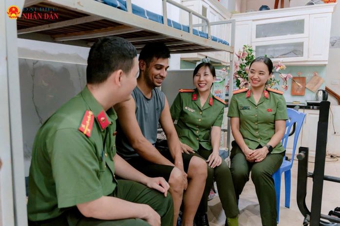 Xuất phát từ thực tiễn đó, Công an phường Tây Hồ đã xây dựng và triển khai mô hình “Quản lý người nước ngoài 3 nhất” với ba tiêu chí xuyên suốt: Thông minh nhất - Chủ động nhất - Số hóa nhất.