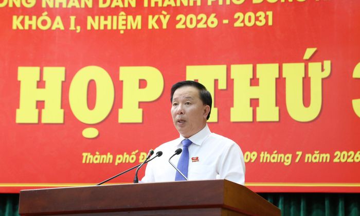 Chủ tịch UBND TP. Đồng Nai Nguyễn Văn Út trao đổi với các đại biểu tại Kỳ họp. Ảnh: Văn Dũng