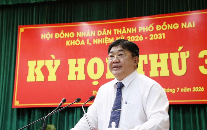 Giám đốc Sở Khoa học và Công nghệ TP. Đồng Nai Phạm Văn Trinh trả lời chất vấn tại kỳ họp. Ảnh: Văn Dũng