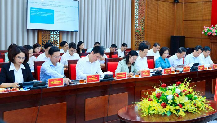 Lãnh đạo thành phố Hà Nội tham dự cuộc làm việc. Ảnh: Quang Thái