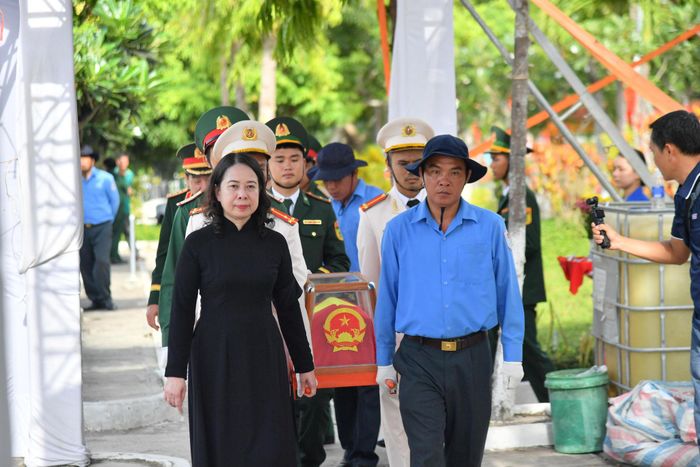 Phó Chủ tịch nước Võ Thị Ánh Xuân tiễn đưa các Anh hùng liệt sĩ về nơi an nghỉ