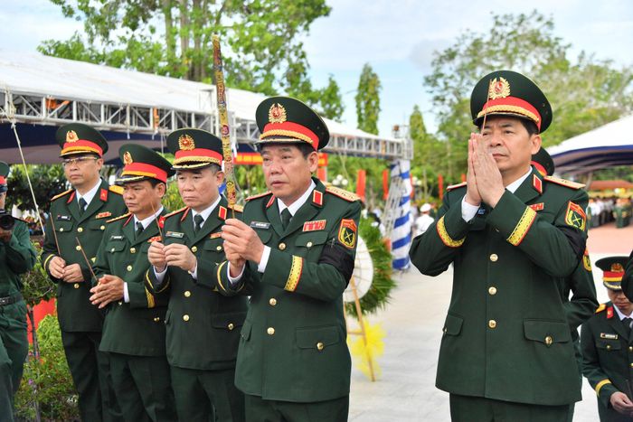 Ủy viên Trung ương Đảng, Thứ trưởng Bộ Quốc phòng, Thượng tướng Nguyễn Văn Gấu và các đại biểu dâng hương. Ảnh: Phương Vũ