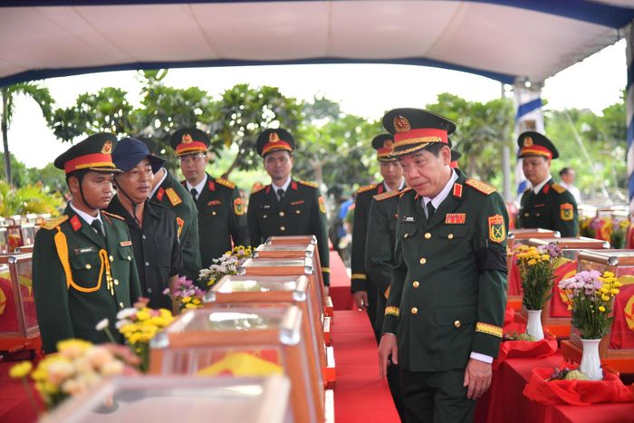 Các đại biểu viếng các Anh hùng liệt sĩ