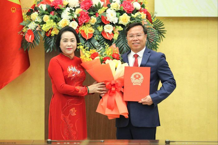 Phó Chủ tịch Quốc hội Nguyễn Thị Thanh trao Nghị quyết và tặng hoa chúc mừng đồng chí Huỳnh Khắc Điệp, Trợ lý Phó Chủ tịch Quốc hội Nguyễn Hồng Diên