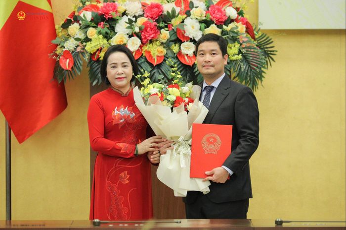 Phó Chủ tịch Quốc hội Nguyễn Thị Thanh trao Nghị quyết và tặng hoa chúc mừng đồng chí Hà Văn Thắng, Trợ lý Phó Chủ tịch Quốc hội Nguyễn Thị Thanh