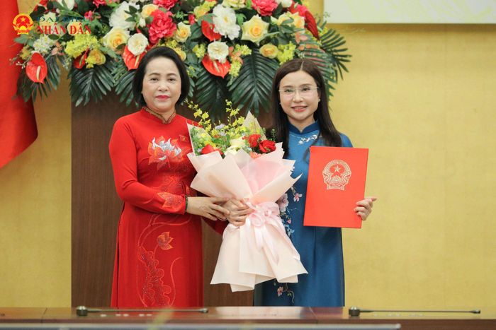 Phó Chủ tịch Quốc hội Nguyễn Thị Thanh trao Nghị quyết và tặng hoa chúc mừng Phó Chủ nhiệm Ủy ban Dân nguyện và Giám sát Nguyễn Phạm Duy Trang