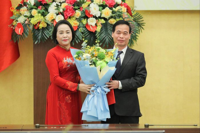 Phó Chủ tịch Quốc hội Nguyễn Thị Thanh trao Nghị quyết và tặng hoa chúc mừng đồng chí Nguyễn Mạnh Cường, Trợ lý Phó Chủ tịch Quốc hội Nguyễn Khắc Định