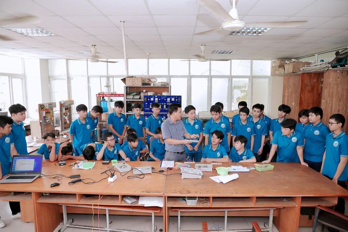 Sinh viên Trường CĐ Công nghệ và Du lịch trong giờ thực hành