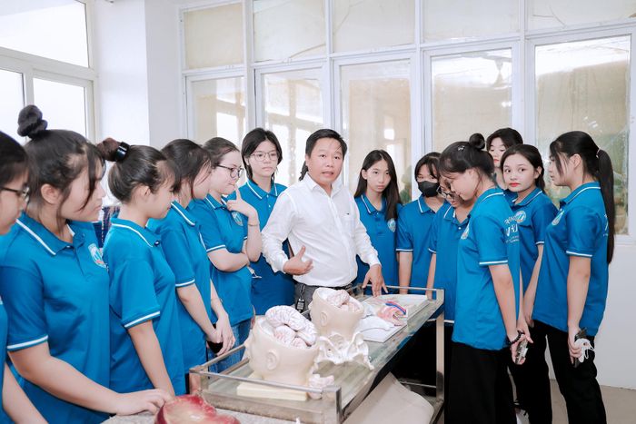 Sinh viên khối ngành sức khỏe của Trường CĐ Công nghệ và Du lịch trong giờ thực hành