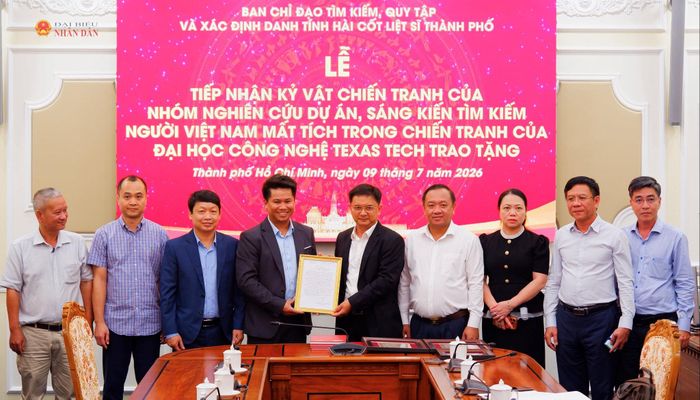 Phó Chủ tịch UBND TP. Hồ Chí Minh Nguyễn Mạnh Cường trao thư cảm ơn các thành viên nhóm nghiên cứu Đại học Công nghệ Texas Tech (Hoa Kỳ)