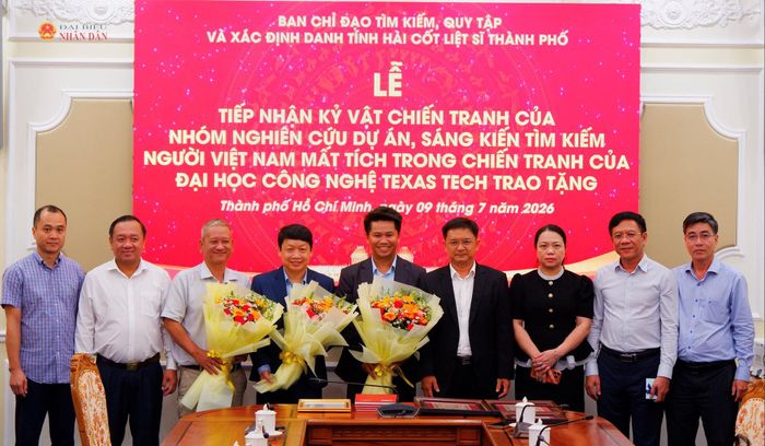 Phó Chủ tịch UBND TP. Hồ Chí Minh Nguyễn Mạnh Cường tặng hoa các thành viên nhóm nghiên cứu Đại học Công nghệ Texas Tech (Hoa Kỳ)