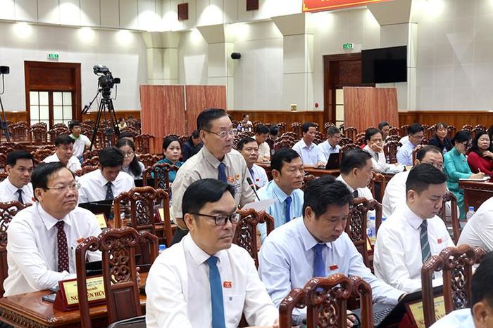 Đại biểu Phan Hùng Mãnh nêu vấn đề chất vấn