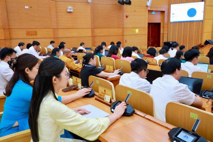 Đại biểu biểu quyết thông qua các nghị quyết
