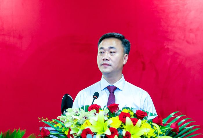 Chủ tịch UBND tỉnh Nguyễn Việt Hùng phát biểu tại kỳ họp