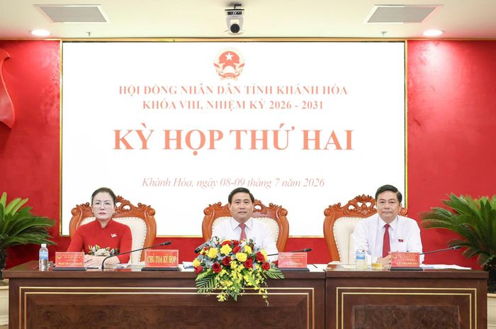 Chủ tọa điều hành phiên chất vấn, trả lời chất vấn và bế mạc kỳ họp.