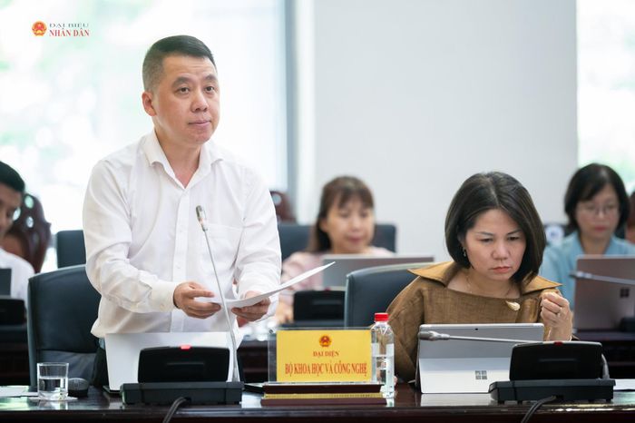 Vụ trưởng Vụ Bưu chính, Bộ Khoa học và Công nghệ Lã Hoàng Trung trình bày tóm tắt dự thảo Luật Bưu chính (sửa đổi)