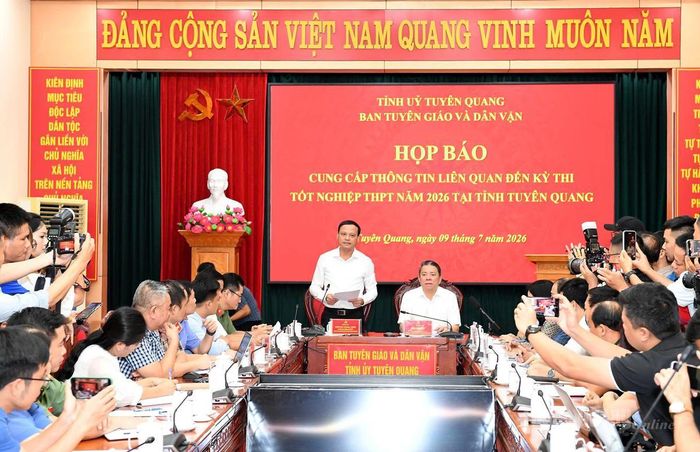 Đồng chí Nguyễn Mạnh Tuấn, Phó Chủ tịch Thường trực UBND tỉnh phát biểu tại họp báo. Ảnh: Báo Tuyên Quang