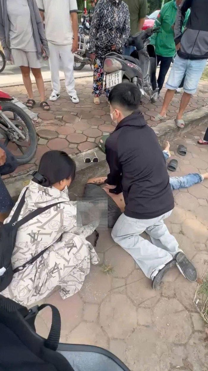 Trong 30 phút, Giang liên tục thực hiện ép tim ngoài lồng ngực, nâng hàm và nhờ những người xung quanh gọi cấp cứu 115, đồng thời hỗ trợ luân phiên ép tim để duy trì tuần hoàn cho nạn nhân. Ảnh: NVCC
