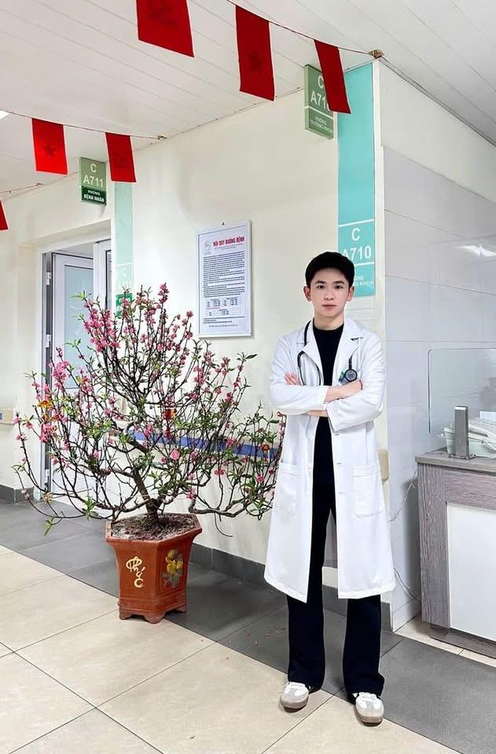 Bùi Trường Giang (SN 2005, quê Phú Thọ), sinh viên năm ba ngành Y khoa, Học viện Y - Dược học cổ truyền Việt Nam. Ảnh: NVCC