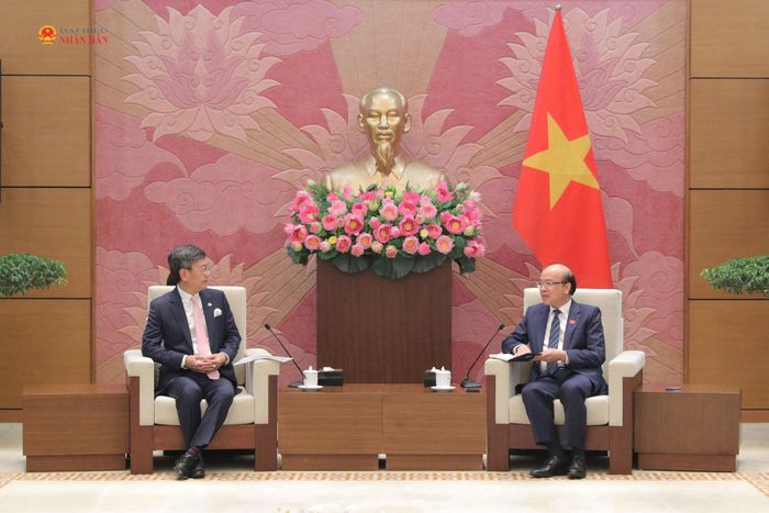 Chủ nhiệm Ủy ban Pháp luật và Tư pháp Phan Chí Hiếu tiếp Đại sứ Ấn Độ tại Việt Nam Tshering Wangchuk Sherpa. Ảnh: Hồ Long