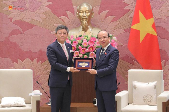 Chủ nhiệm Ủy ban Pháp luật và Tư pháp Phan Chí Hiếu trao quà lưu niệm tặng Đại sứ Ấn Độ tại Việt Nam Tshering Wangchuk Sherpa. Ảnh: Hồ Long