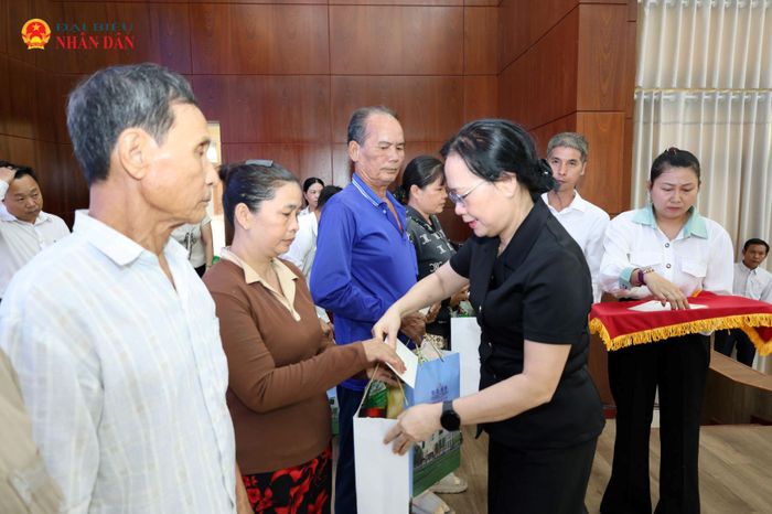 Phó Chủ nhiệm Văn phòng Quốc hội Nguyễn Thị Thúy Ngần trao quà tặng các gia đình chính sách
